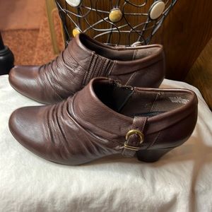 BARE TRAPS BROWN SLIP ONS